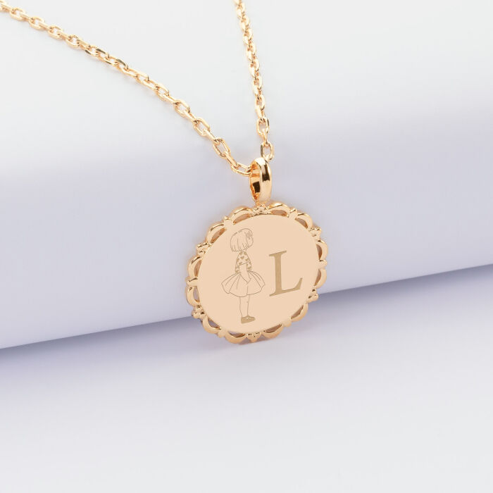 Pendentif personnalisé initiale médaille vintage dentelée gravée plaqué or 17 mm - HappyBulle x Marie Savart - fille coeur