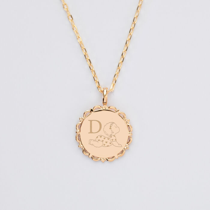 Pendentif personnalisé initiale médaille vintage dentelée gravée plaqué or 17 mm - HappyBulle x Marie Savart - bébé coeur