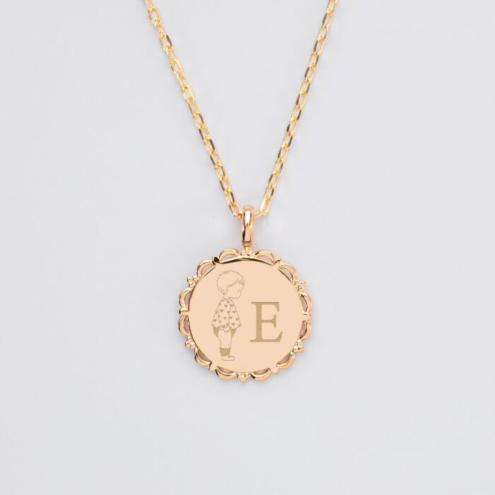 Pendentif personnalisé initiale médaille vintage dentelée gravée plaqué or 17 mm - HappyBulle x Marie Savart - bambin coeur
