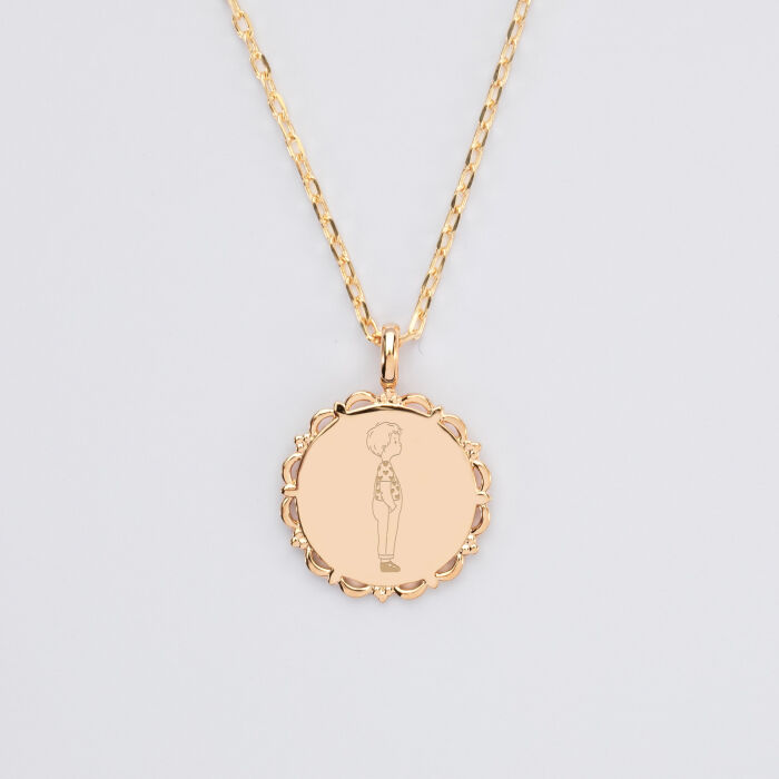 Pendentif personnalisé illustration médaille vintage dentelée gravée plaqué or 17 mm - HappyBulle x Marie Savart - garçon coeur