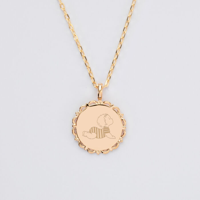 Pendentif personnalisé illustration médaille vintage dentelée gravée plaqué or 17 mm - HappyBulle x Marie Savart - bébé marinière