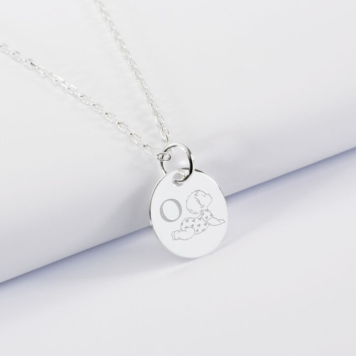 Pendentif enfant personnalisé initiale médaille gravée argent 15 mm - HappyBulle x Marie Savart - bébé coeur