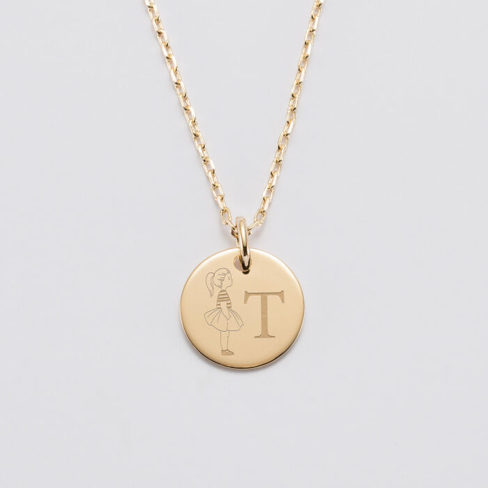 Pendentif enfant personnalisé initiale médaille gravée plaqué or 15 mm - HappyBulle x Marie Savart - fille marinière