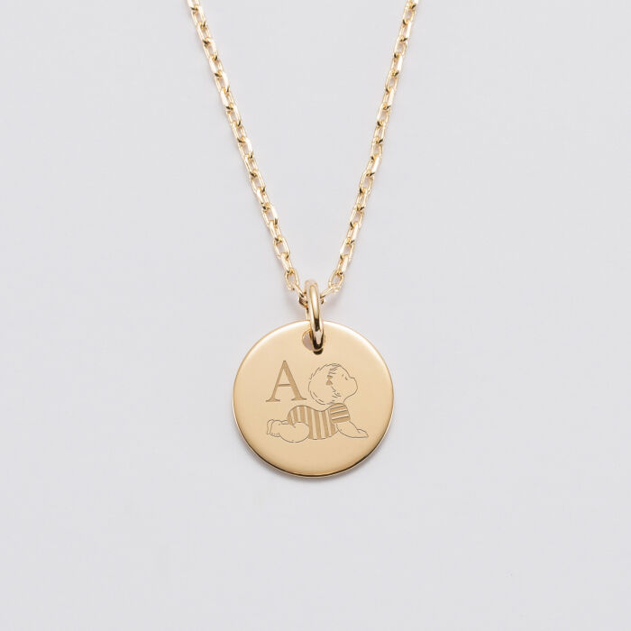 Pendentif enfant personnalisé initiale médaille gravée plaqué or 15 mm - HappyBulle x Marie Savart - bébé marinière