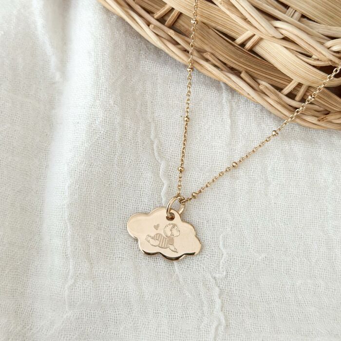 Pendentif enfant personnalisé illustration bébé médaille gravée plaqué or nuage 20x14 mm - HappyBulle x Marie Savart - photo ambiance