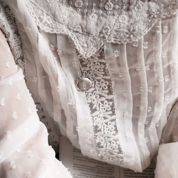 Pendentif personnalisé illustration médaille vintage dentelée gravée argent 17 mm - HappyBulle x Marie Savart - photo portée