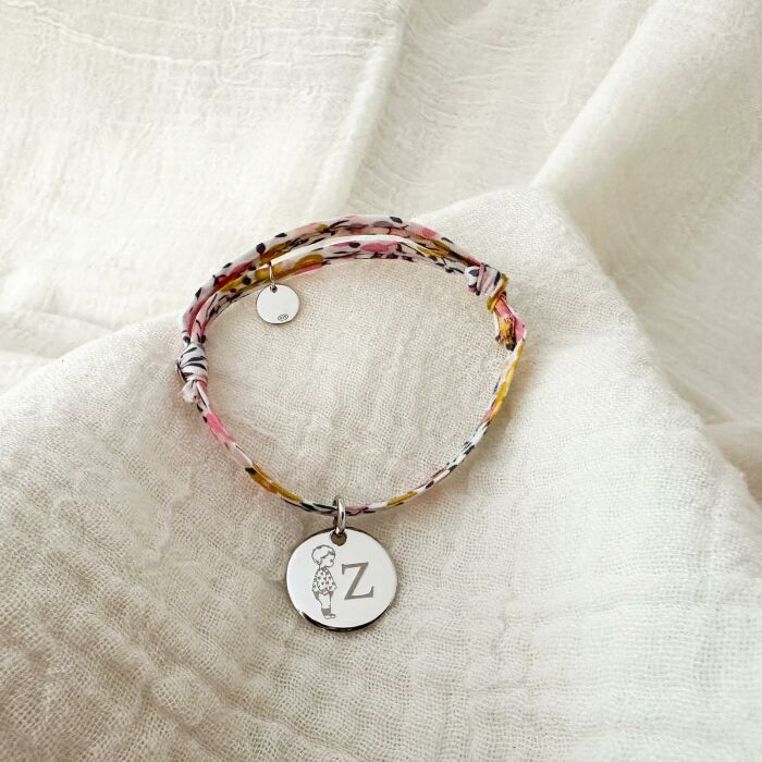Bracelet enfant Liberty personnalisé initiale médaille gravée argent 15 mm - HappyBulle x Marie Savart - photo ambiance