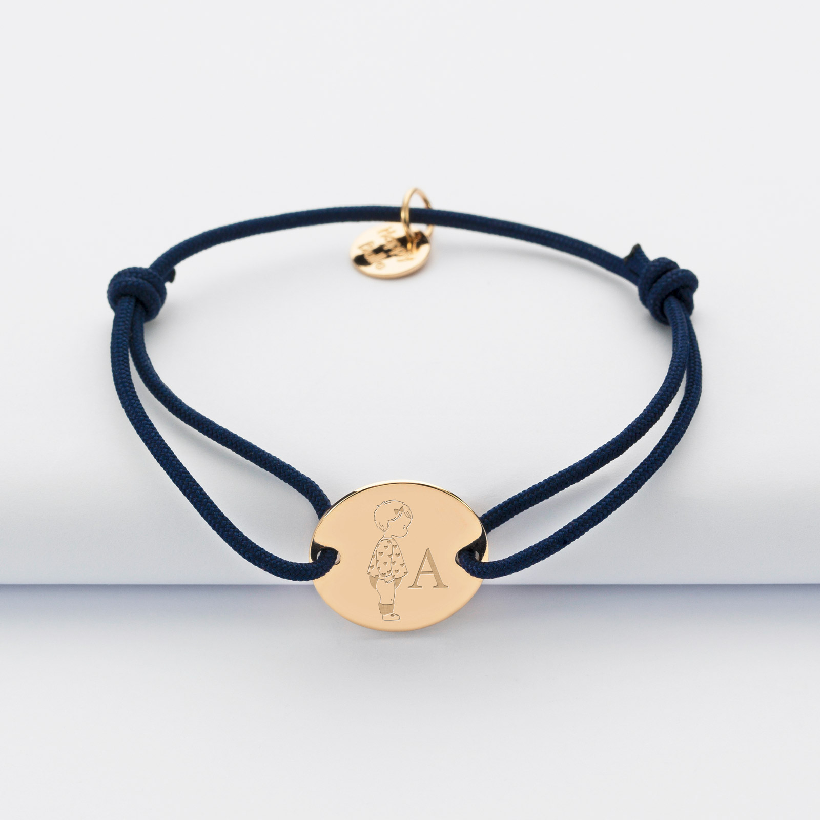 Bracelet enfant personnalisé initiale médaille gravée plaqué or 2 trous 15 mm - HappyBulle x Marie Savart (HappyBulle) - Couverture
