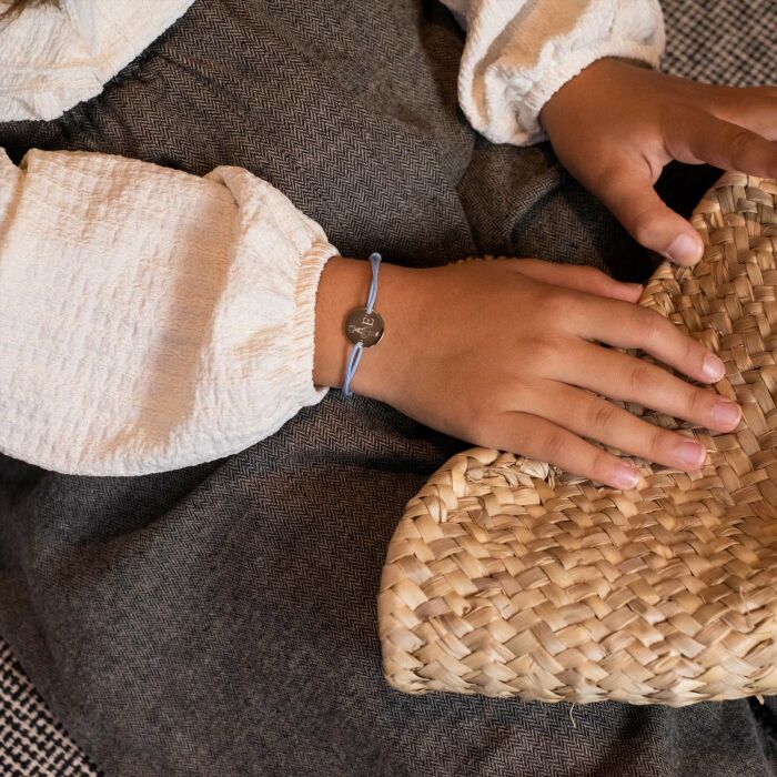 Bracelet enfant personnalisé initiale médaille gravée plaqué or 2 trous 15 mm - HappyBulle x Marie Savart - photo portée