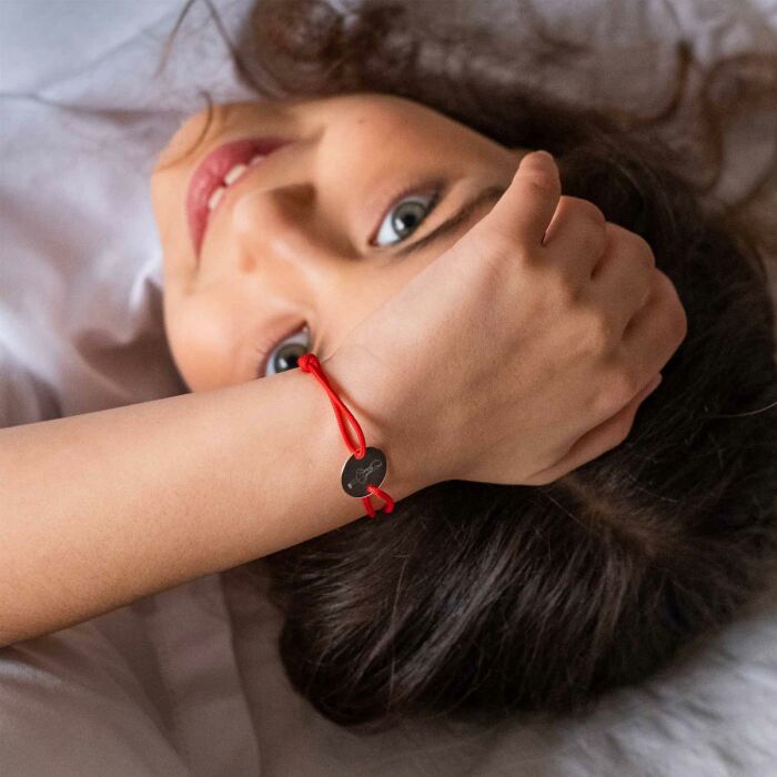 Bracelet enfant personnalisé illustration médaille gravée argent 2 trous 15 mm - HappyBulle x Marie Savart - photo portée