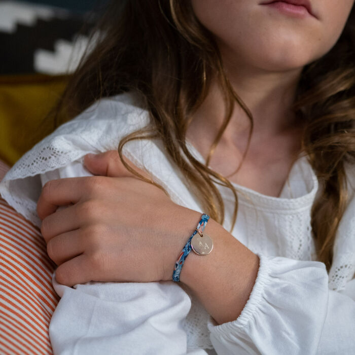 Bracelet enfant Liberty personnalisé initiale médaille gravée plaqué or 15 mm - HappyBulle x Marie Savart - photo portée