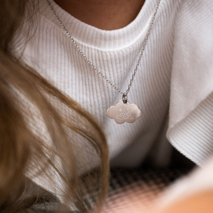 Pendentif enfant personnalisé illustration bébé médaille gravée argent nuage 20x14 mm - HappyBulle x Marie Savart - photo portée