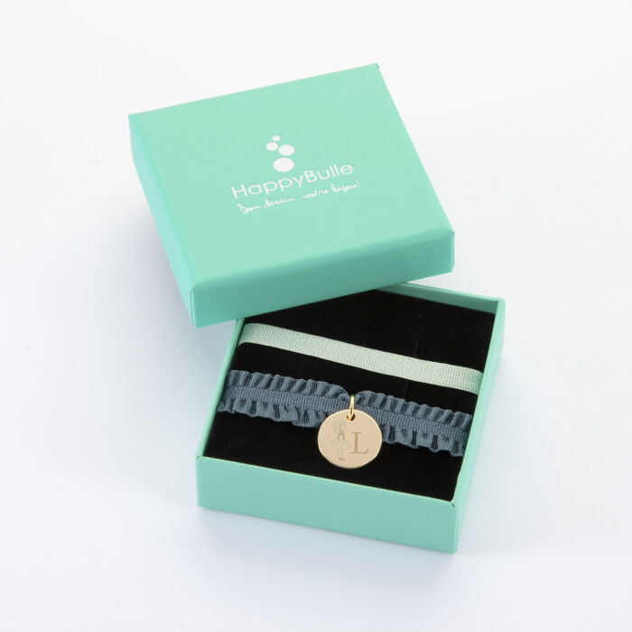 Coffret de bracelets enfant personnalisés initiale cordons élastiques interchangeables médaille gravée plaqué or 15 mm - HappyBulle x Marie Savart - fille marinière