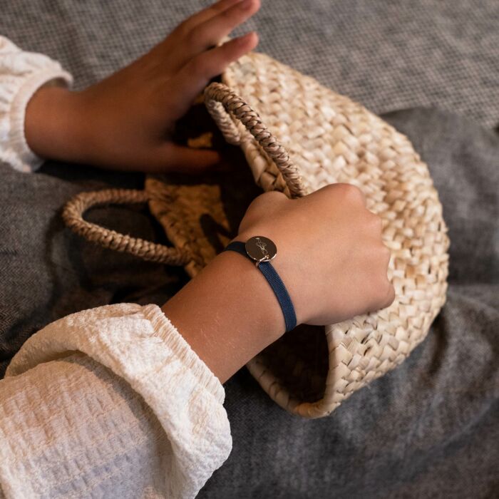 Coffret de bracelets enfant personnalisés illustration cordons élastiques interchangeables médaille gravée plaqué or 15 mm - HappyBulle x Marie Savart - photo portée