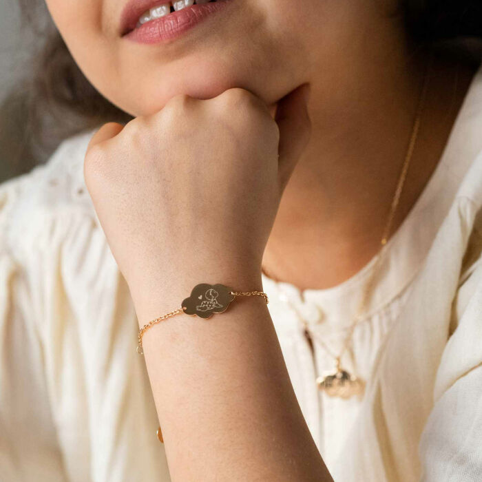 Bracelet chaîne enfant personnalisé illustration bébé médaille gravée plaqué or nuage 2 trous 20x14 mm - HappyBulle x Marie Savart - photo portée