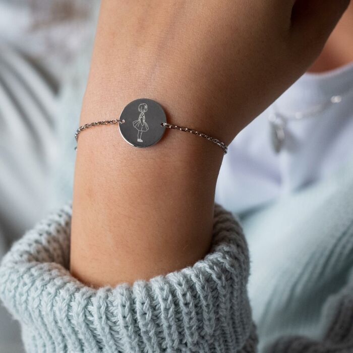 Bracelet enfant chaîne personnalisé illustration médaille gravée argent 2 trous 15 mm - HappyBulle x Marie Savart - photo portée