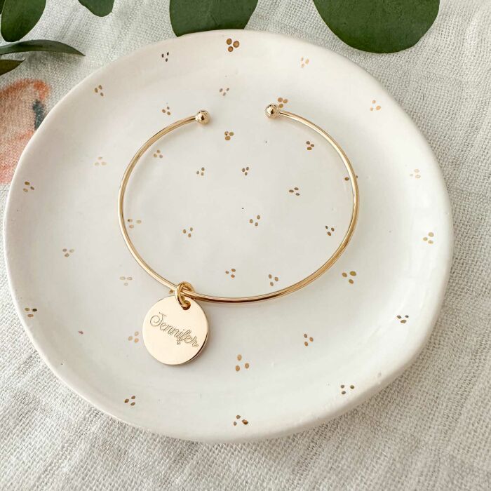 Bracelet personnalisé jonc ouvert plaqué or médaille gravée 15 mm - bijou