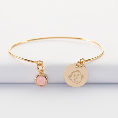 Bracelet personnalisé jonc plaqué or ouvert médaille gravée 15 mm et breloque pierre naturelle 8 mm - dessin