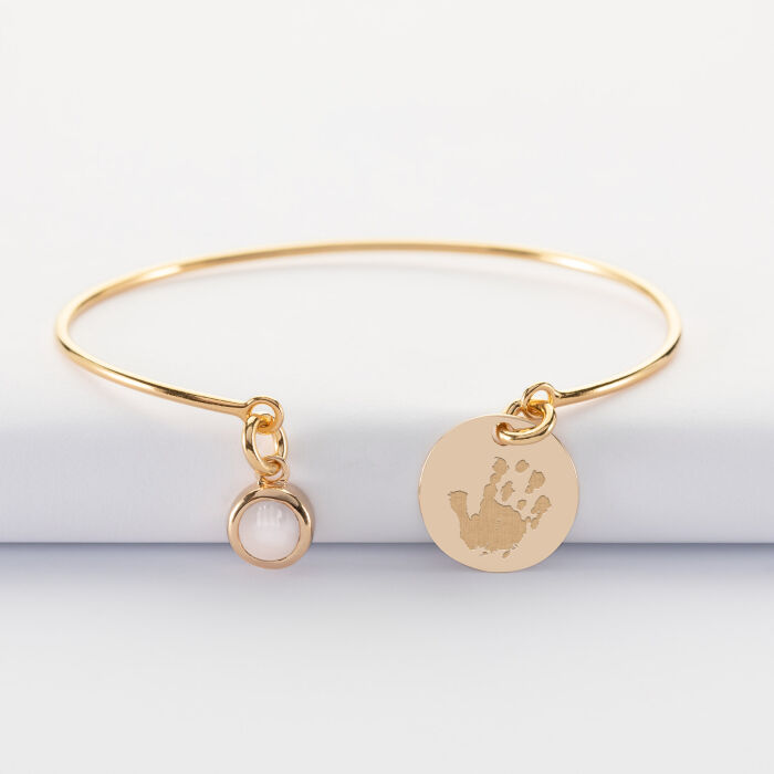 Bracelet personnalisé jonc plaqué or ouvert médaille gravée 15 mm et breloque pierre naturelle 8 mm - empreinte