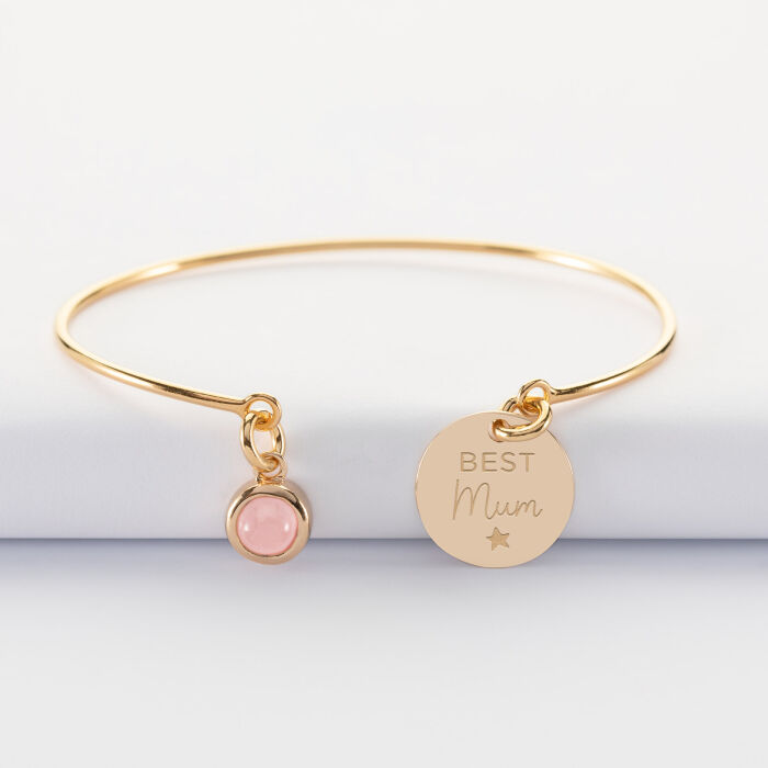 Bracelet personnalisé jonc plaqué or ouvert médaille gravée 15 mm et breloque pierre naturelle 8 mm - illustration