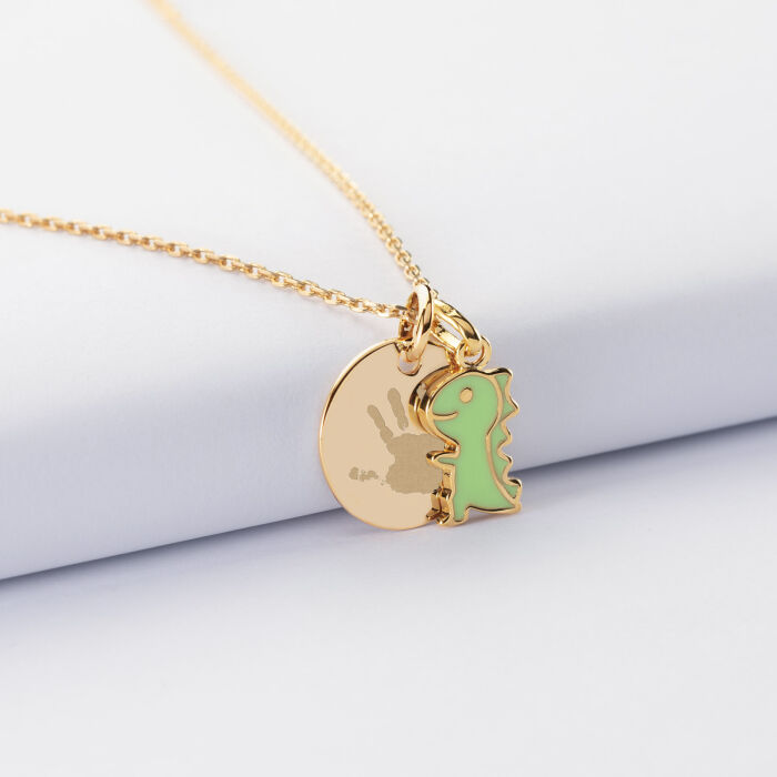 Pendentif enfant personnalisé médaille gravée plaqué or 15 mm et breloque email dinosaure 12 mm - empreinte