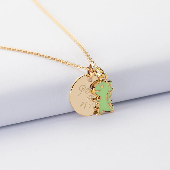 Pendentif enfant personnalisé médaille gravée plaqué or 15 mm et breloque email dinosaure 12 mm - illustration