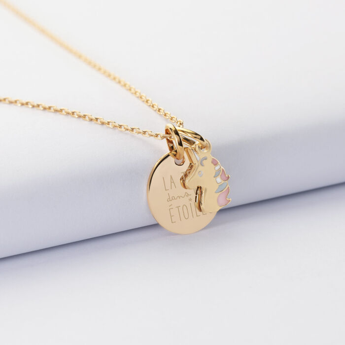 Pendentif enfant personnalisé médaille gravée plaqué or 15 mm et breloque email licorne 12 mm - illustration
