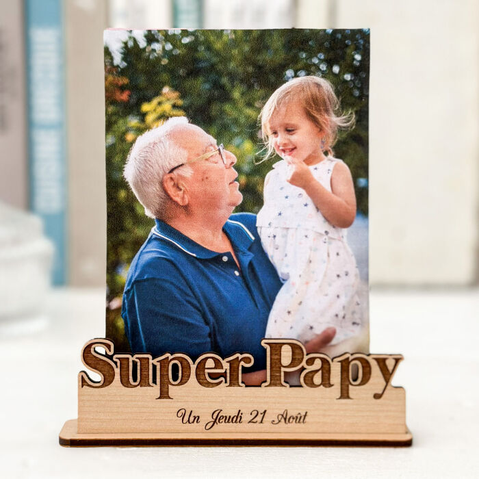 Porte-photo personnalisé bois gravé Super papy - photo ambiance
