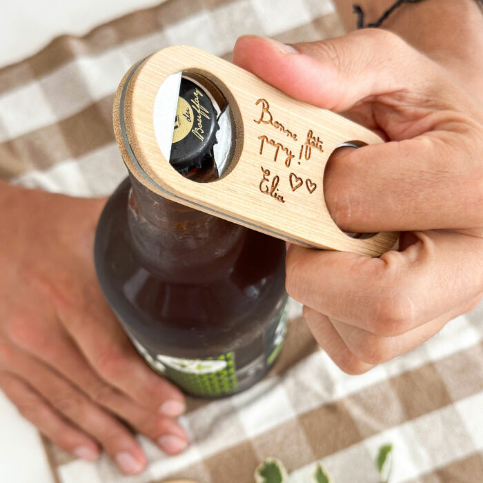 Décapsuleur personnalisé bois gravé 10x4 cm - photo ambiance