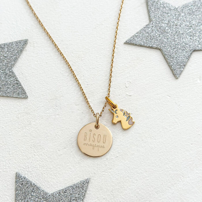 Pendentif enfant personnalisé médaille gravée plaqué or 15 mm et breloque email licorne 12 mm - photo ambiance