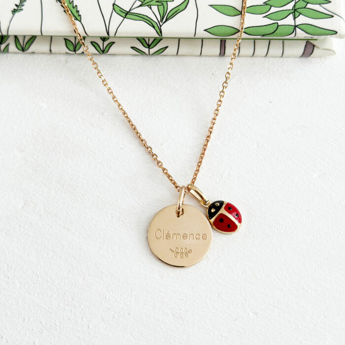 Pendentif enfant personnalisé médaille gravée plaqué or 15 mm et breloque email coccinelle 8 mm - photo ambiance