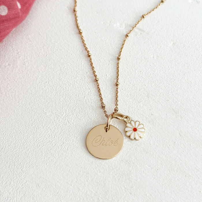 Pendentif enfant personnalisé médaille gravée plaqué or 15 mm et breloque email fleur 8 mm - ambiance