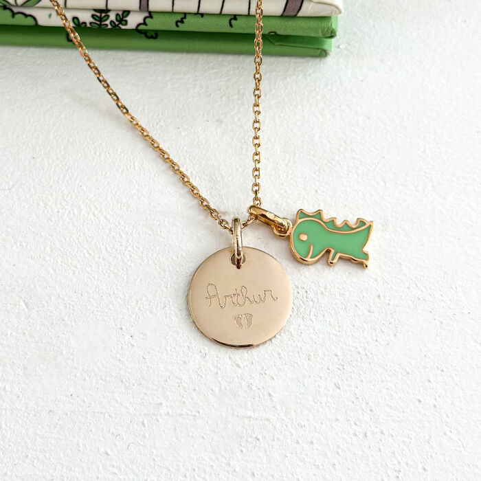 Pendentif enfant personnalisé médaille gravée plaqué or 15 mm et breloque email dinosaure 12 mm - photo ambiance