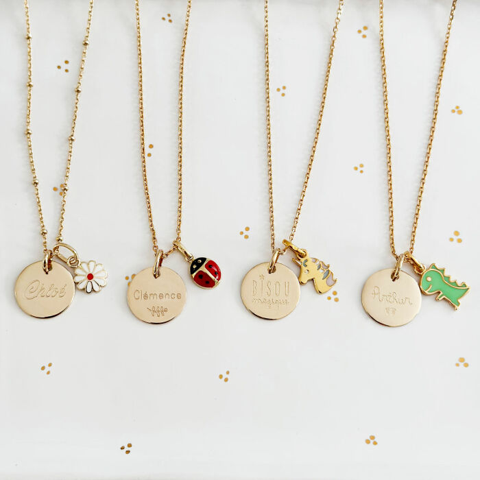 Breloques enfant fleur, coccinelle, licorne, dinosaure - photo ambiance