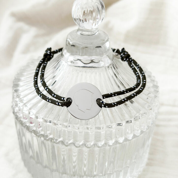 Bracelet homme personnalisé cordage marin simple médaille gravée argent 2 trous 20 mm - "Profil gravé" - photo ambiance