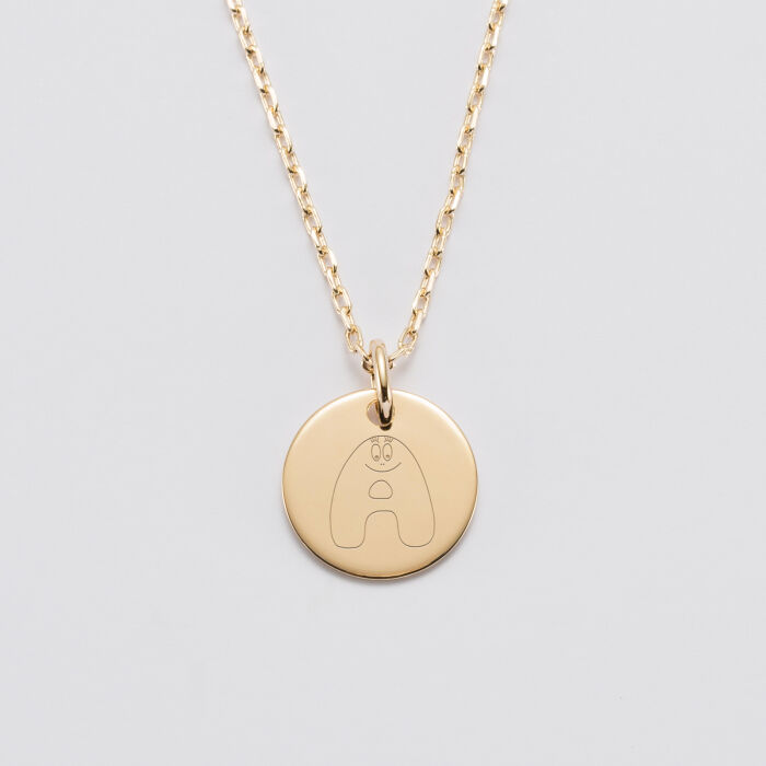 Pendentif personnalisé médaille gravée plaqué or 15 mm - HappyBulle x Barbapapa - alphabet A