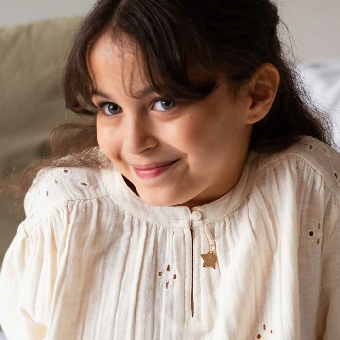 Pendentif enfant personnalisé médaille gravée plaqué or dormeuse étoile 20x20 - HappyBulle x Barbapapa - photo portée