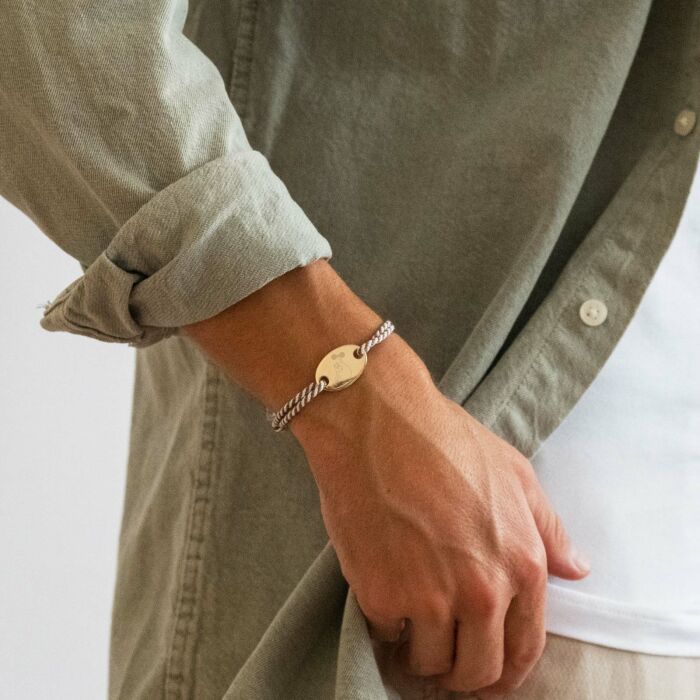 Bracelet homme personnalisé cordon marin tressé médaille gravée plaqué or ovale 25x16 mm - Happybulle x Barbapapa - photo portée