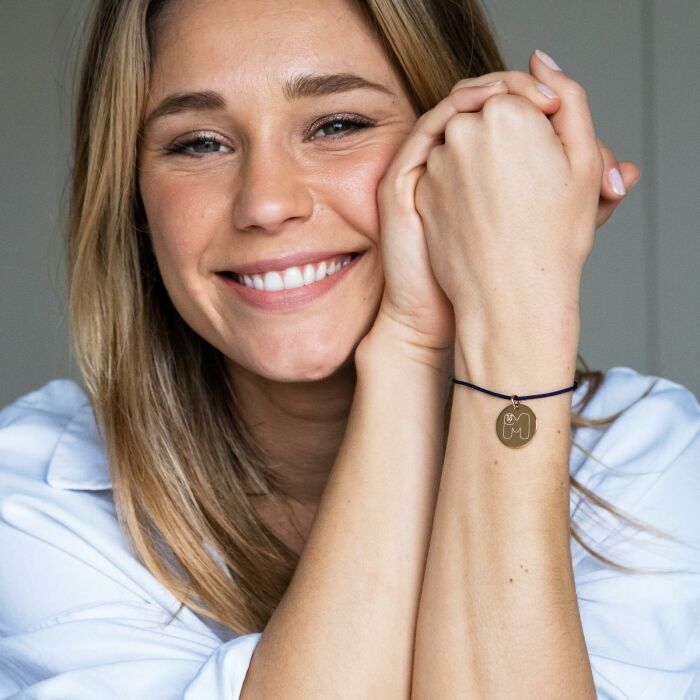 Bracelet personnalisé médaille gravée plaqué or dormeuse 19mm - HappyBulle x Barbapapa - photo portée