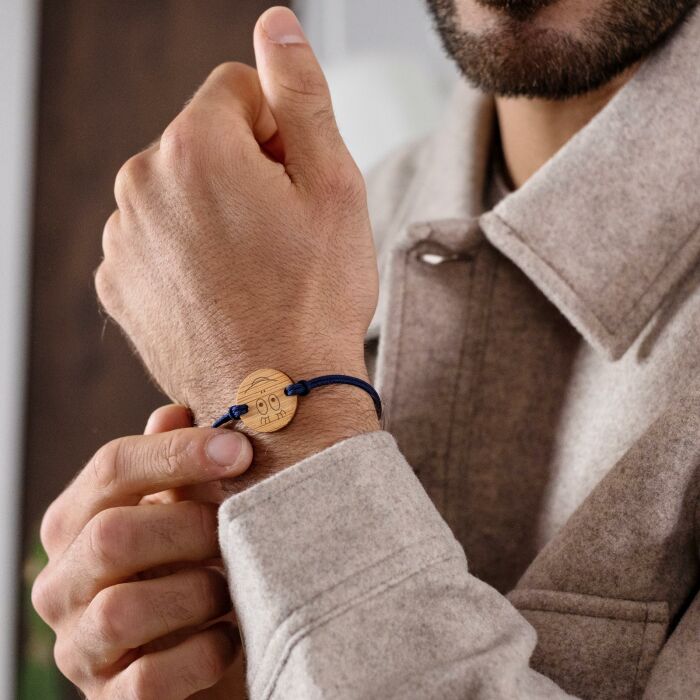 Bracelet homme personnalisé cordon double médaille gravée bois ronde 2 trous 21 mm - HappyBulle x Barbapapa - photo portée