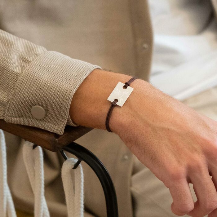 Bracelet homme personnalisé cordon doublé médaille gravée argent rectangle 23x16 mm - HappyBulle x Barbapapa - photo portée