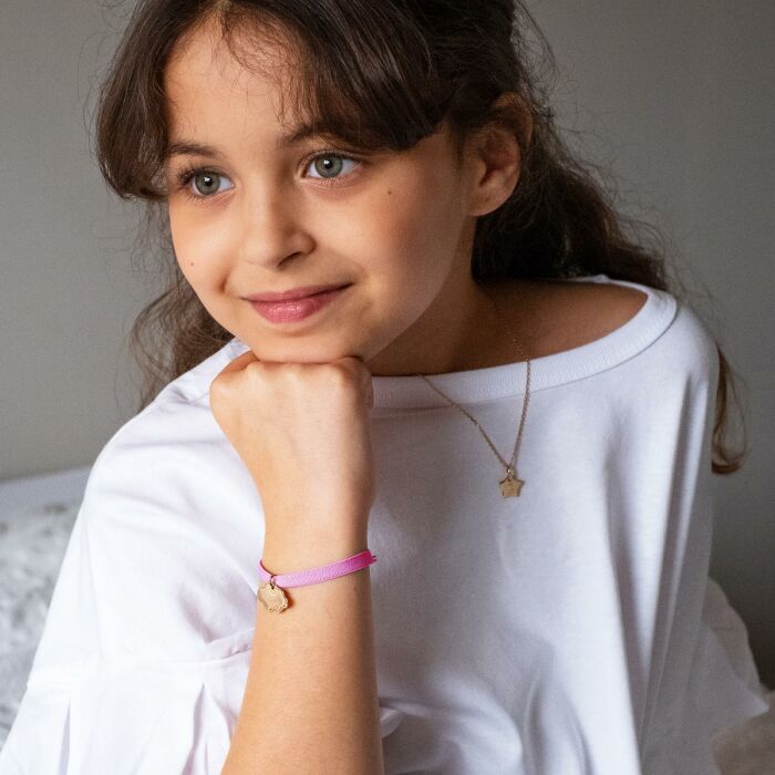 Bracelet enfant personnalisé cordon élastique médaille gravée plaqué or nuage 20x14 mm - Happybulle x Barbapapa - porté