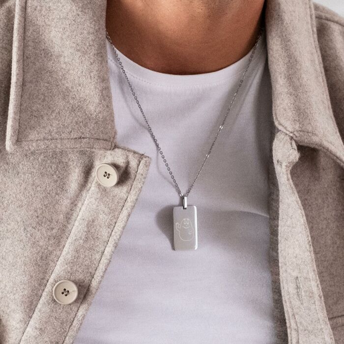 Pendentif homme personnalisé médaille gravée acier 20x32 mm - Happybulle x Barbapapa - photo portée