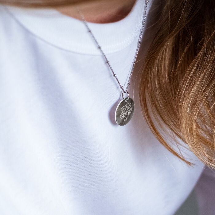 Pendentif personnalisé médaille gravée argent 19 mm - HappyBulle x Barbapapa - photo portée