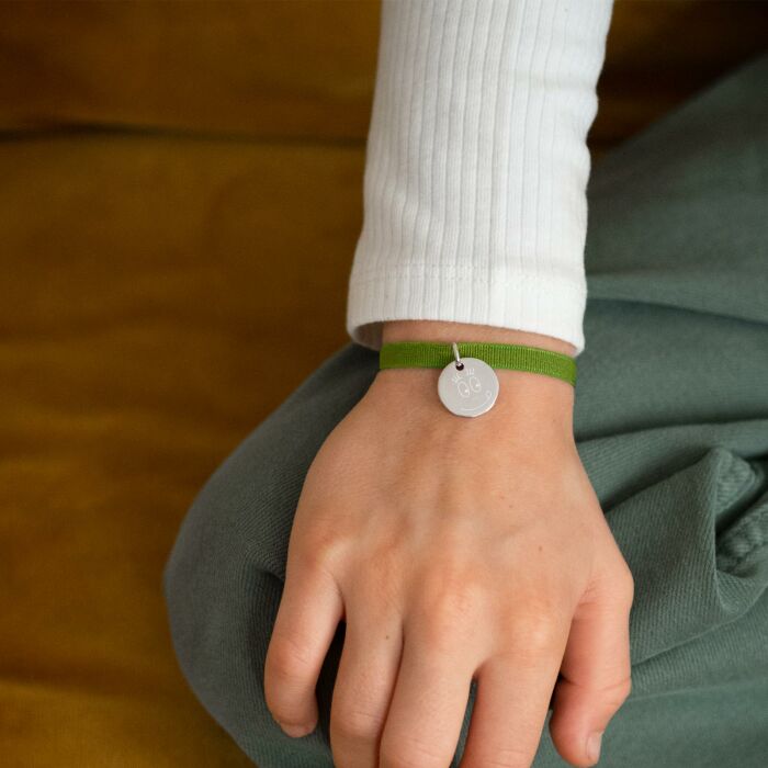 Bracelet enfant personnalisé cordon élastique médaille gravée argent 15 mm - Happybulle x Barbapapa - photo portée