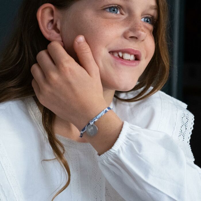 Bracelet enfant Liberty personnalisé médaille gravée argent 15 mm - Happybulle x Barbapapa - photo portée