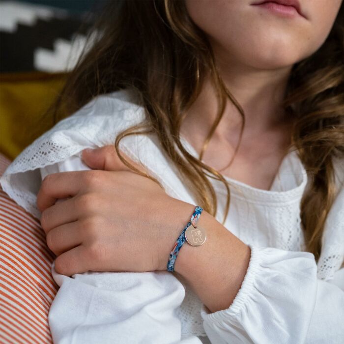 Bracelet enfant Liberty personnalisé médaille gravée plaqué or 15 mm - Happybulle x Barbapapa - photo portée
