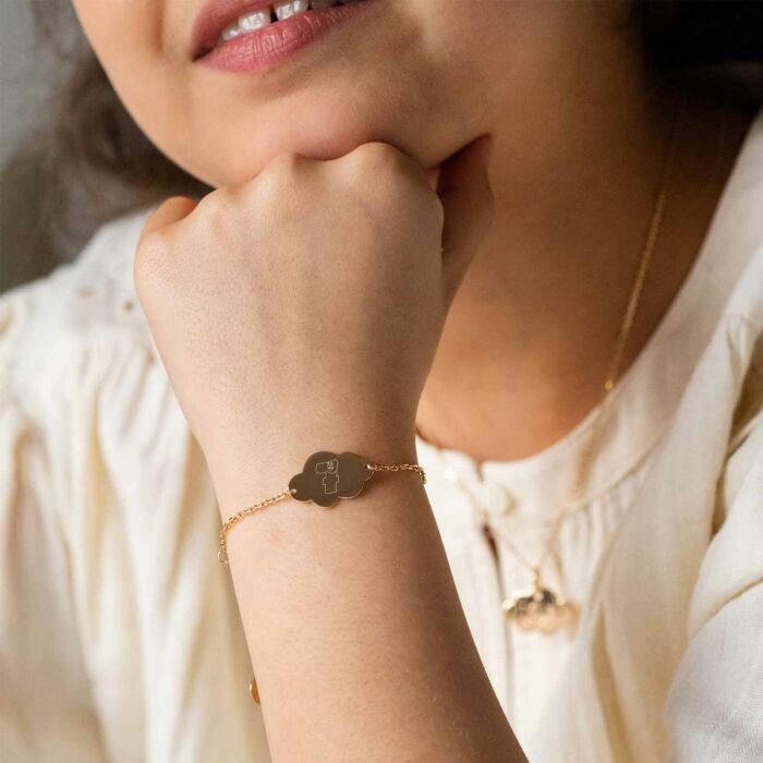 Bracelet chaîne enfant personnalisé médaille gravée plaqué or nuage 2 trous 20x14 mm - Happybulle x Barbapapa - photo portée