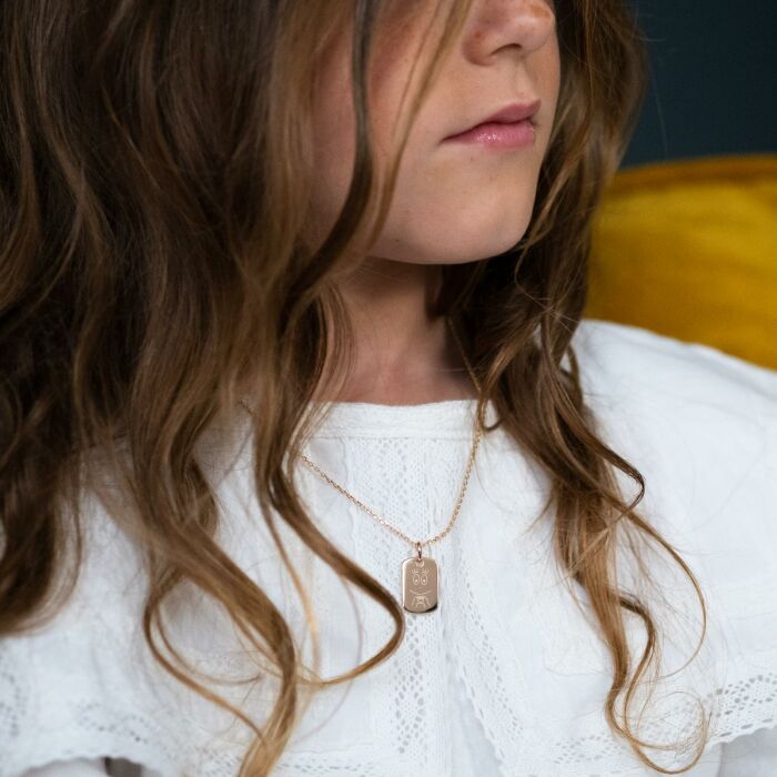 Pendentif enfant personnalisé médaille gravée plaqué or rectangle 17x11 mm - Happybulle x Barbapapa - photo portée