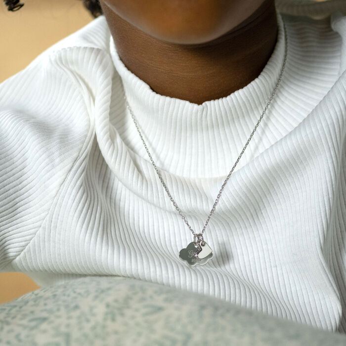 Pendentif enfant personnalisé médaille gravée argent nuage 20x14 mm et breloque coeur email blanc 10 mm - porté